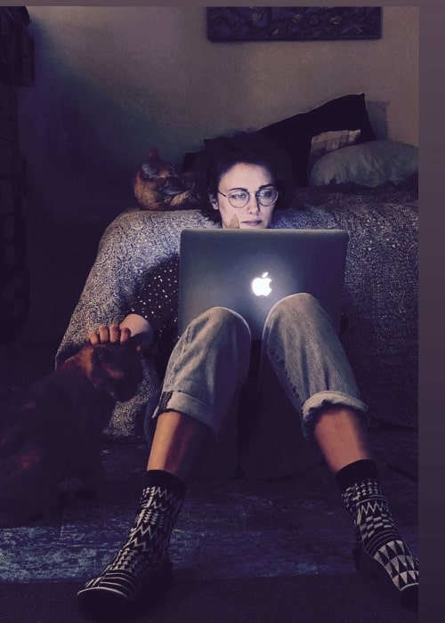 Deanna Russo as seen in a picture taken while surrounded by her cats in March 2020 (Deanna Russo / Instagram)
